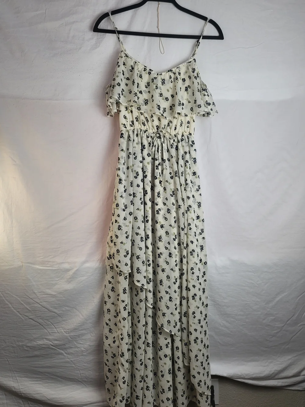 Abercrombie & Fitch flowy cream